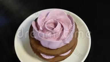 由巧克力面团和蓝莓棉花糖制成的棉花糖三明治。 以玫瑰的形式出现.. 在刷过的松木板上。 关闭